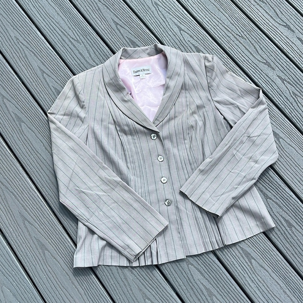 ❄️ Gray and Pink Pinstriped Blazer